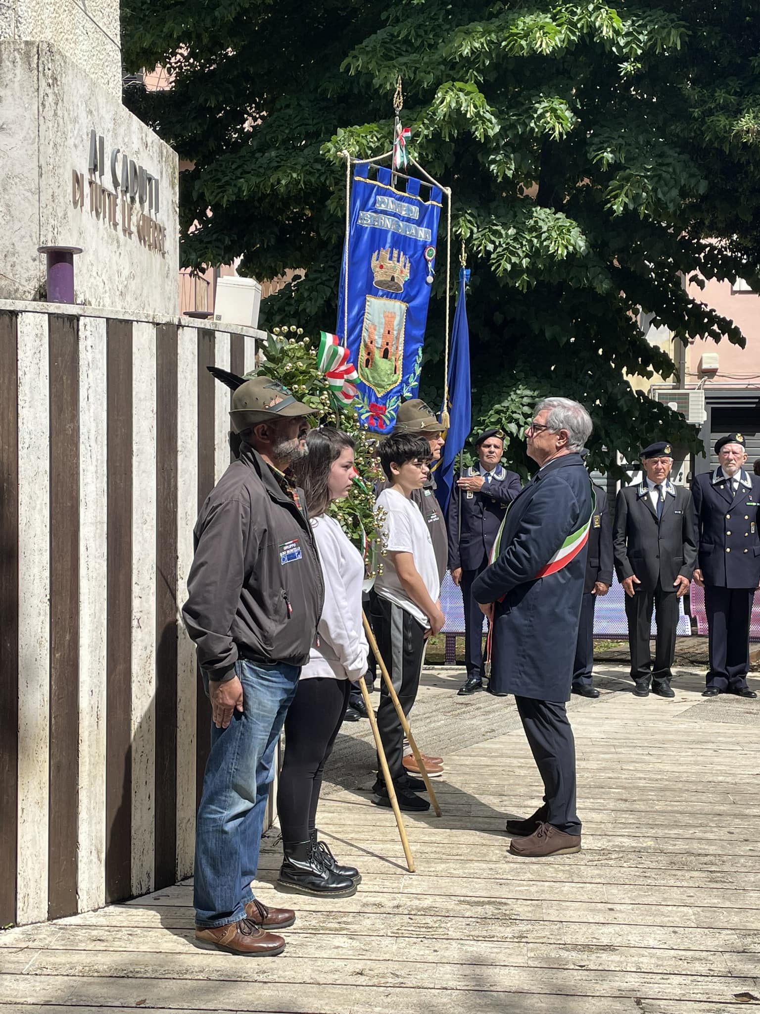 Cerimonia di deposizione corono d'alloro al monumento ai caduti