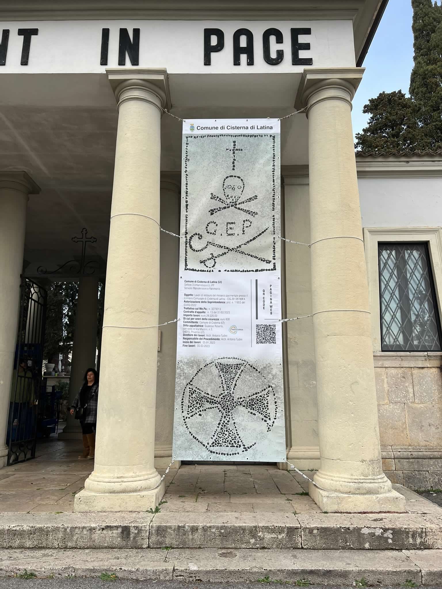 Banner all'ingresso del Cimitero con Qr Code sui lavori di restauro del mosaico