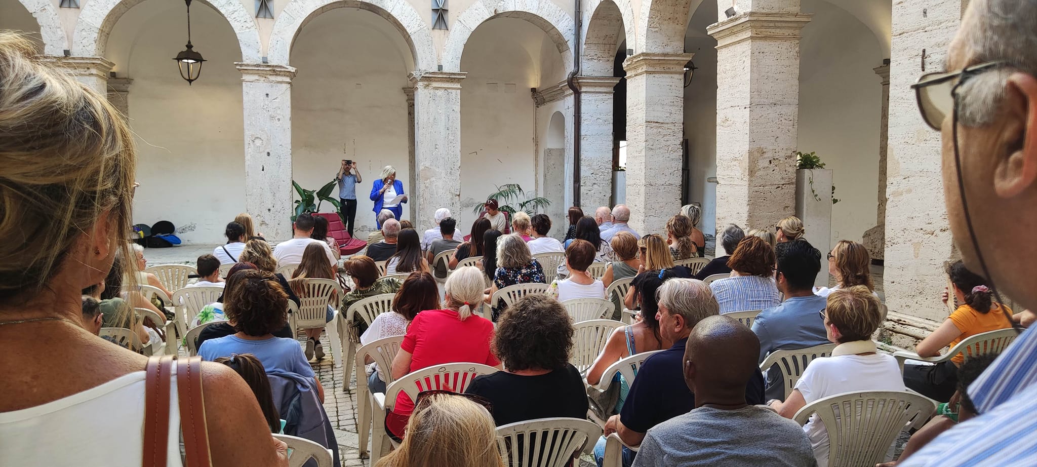 Inaugurazione biblioteca - pubblico nella Corte Caetani