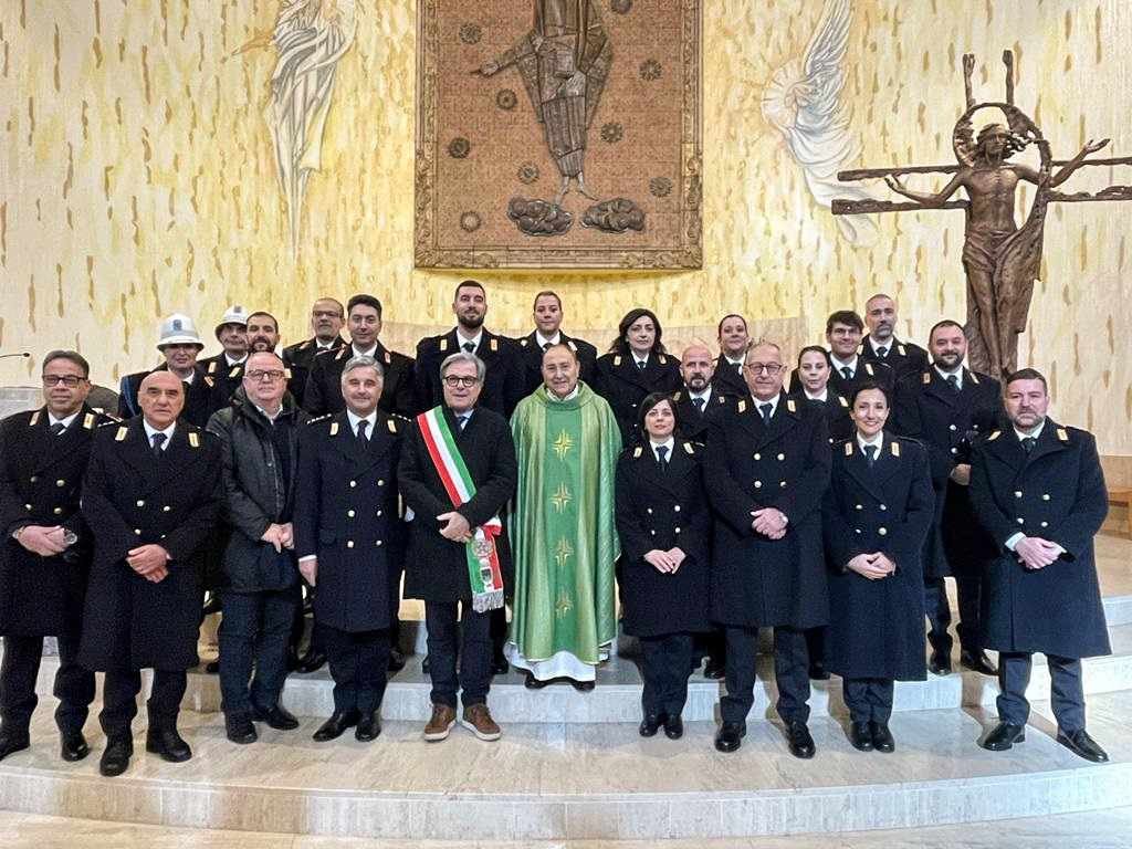 Corpo Polizia Locale di Cisterna con Sindaco e Don Patrizio