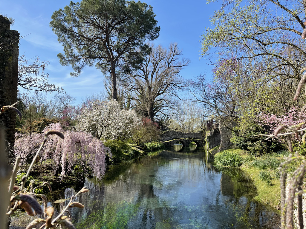 Veduta del Giardino di Ninfa - fiume con ponte a due luci