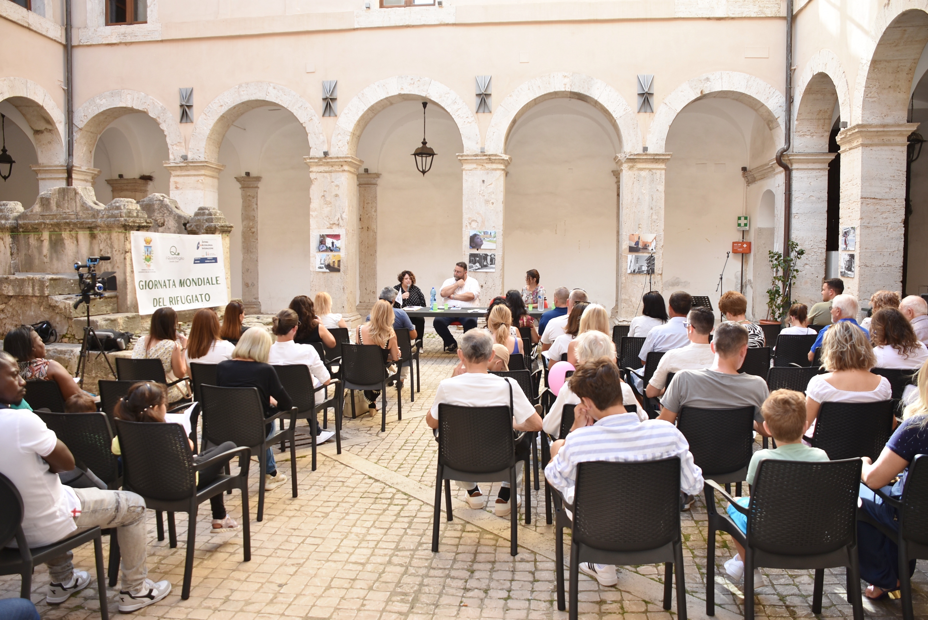 Giornata del Rifugiato - pubblico nella corte di Palazzo Caetani