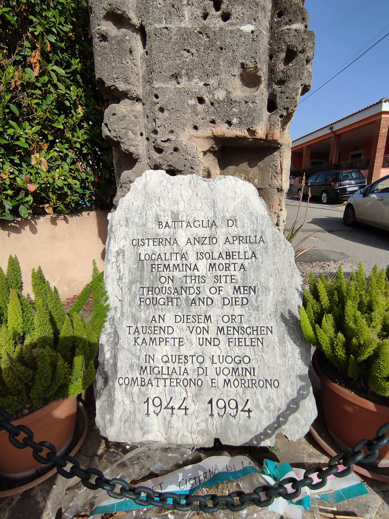 Colonna con targa commemorativa della Battaglia di Isolabella - Cisterna