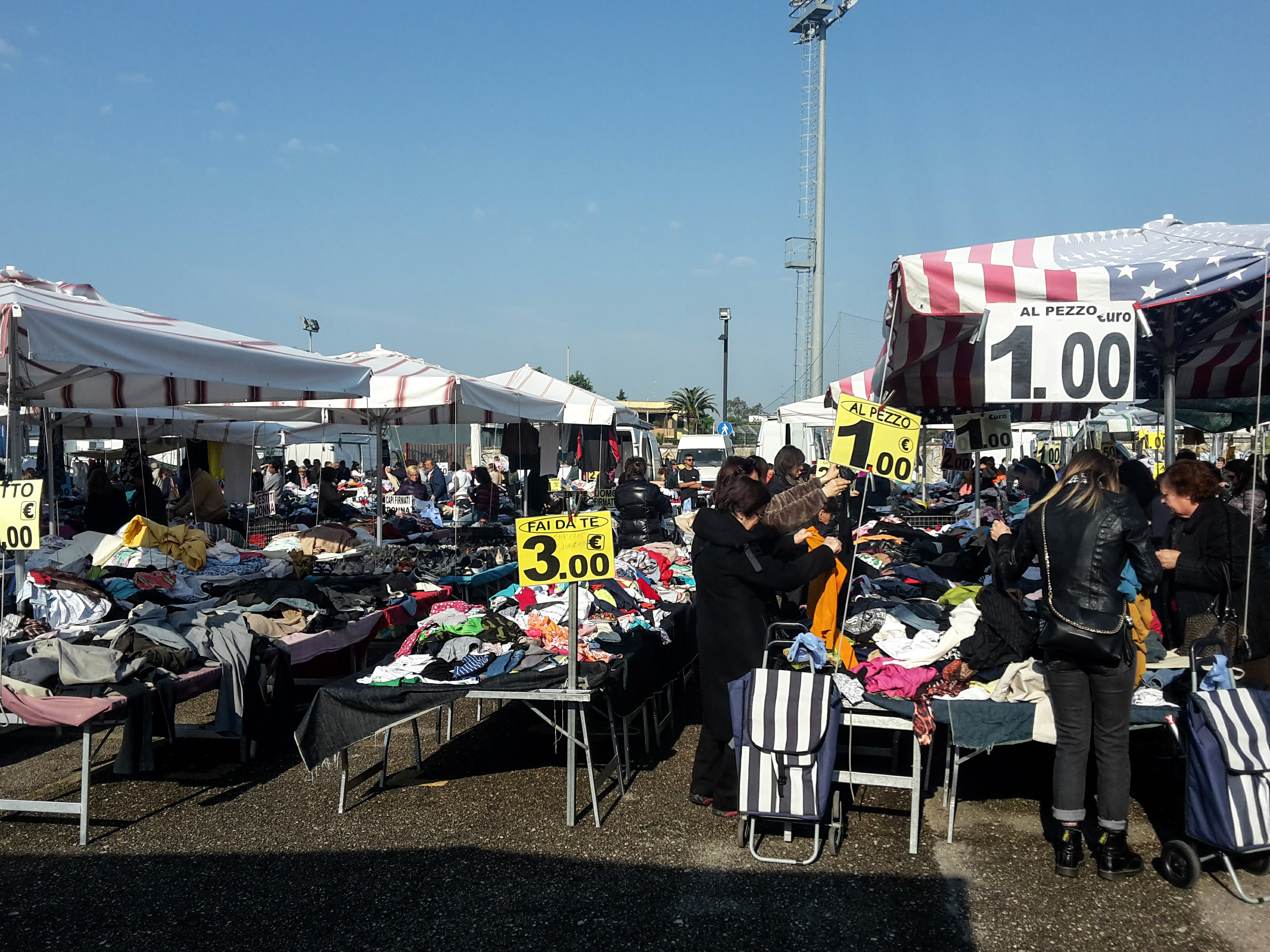 immagine di stand mercato settimanale