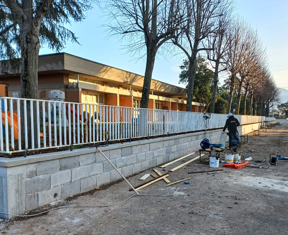 Nuovo muro di recinzione Scuola Marcucci