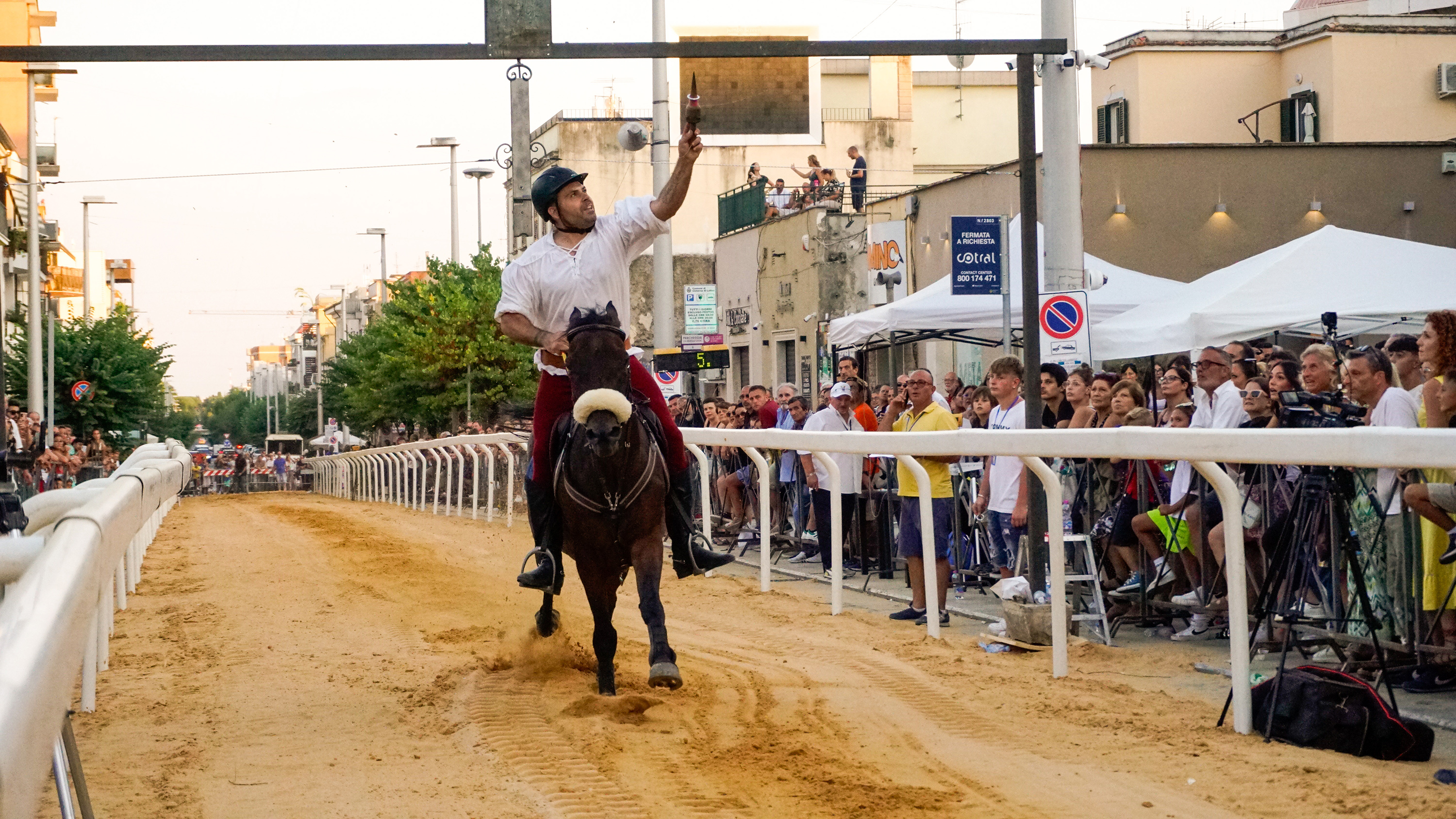 Palio 2023 - cavaliere centra l'anello