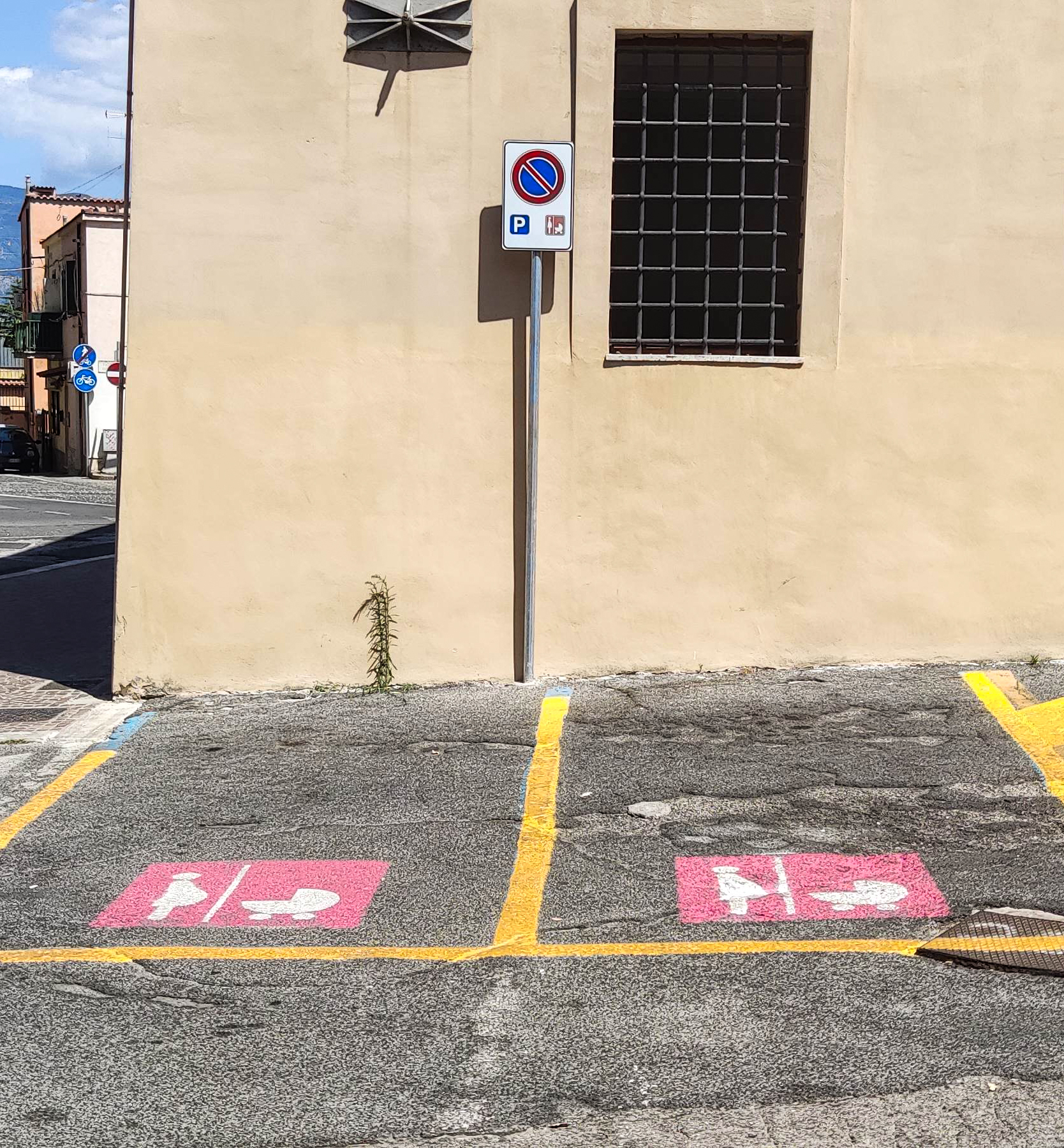 Parcheggi rosa davanti Palazzo Caetani