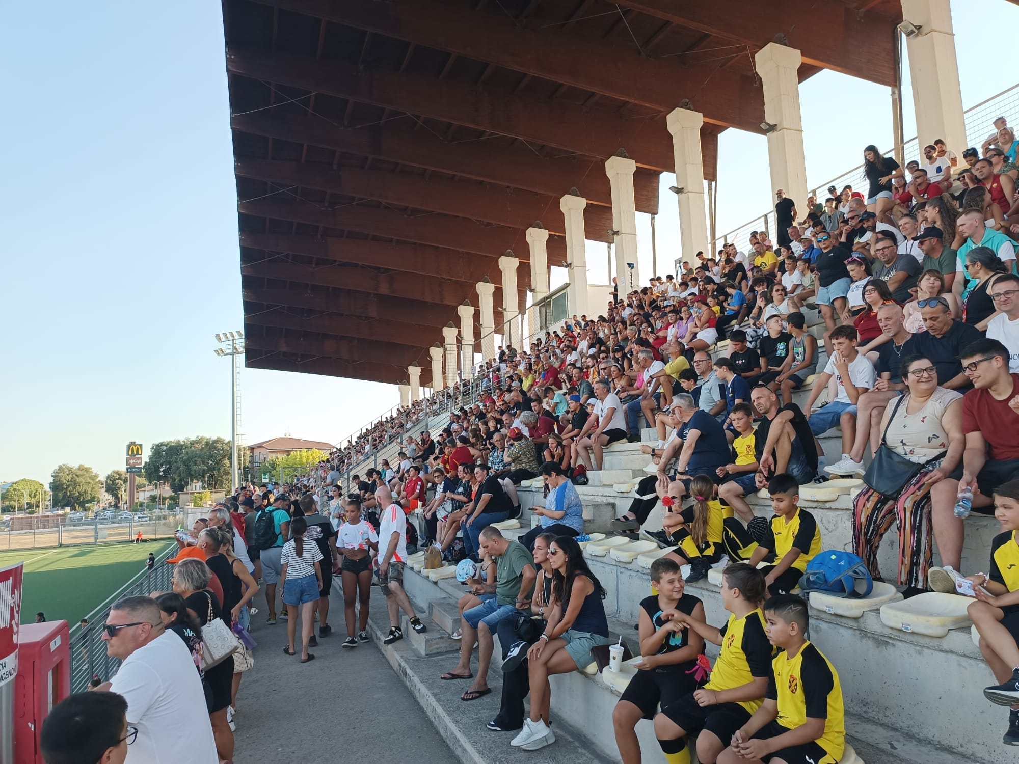 Il pubblico di spettatori sugli spalti dello stadio Bartonali