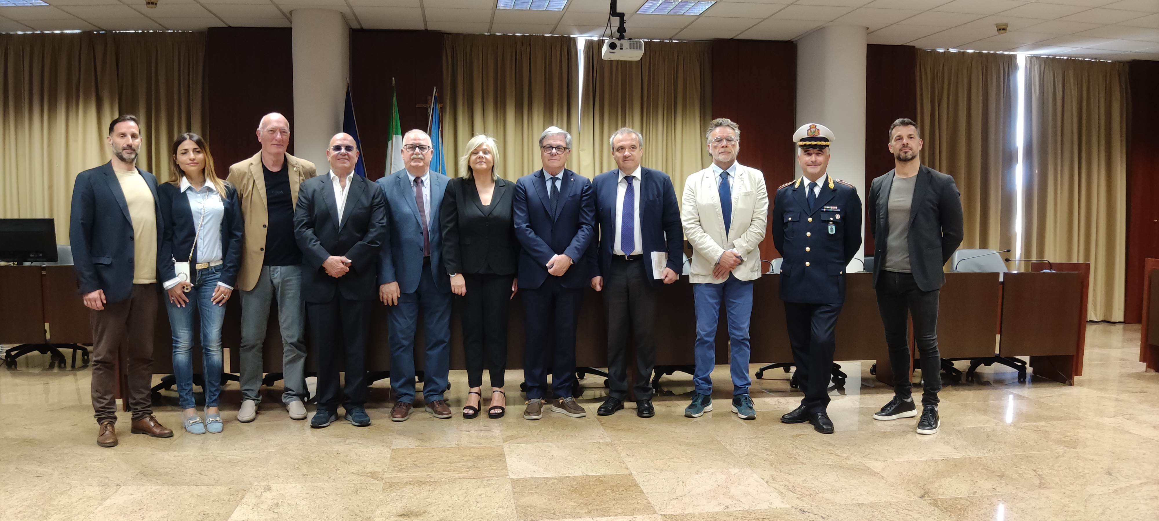 Nuovo questore Fausto Vinci con sindaco, presidente del consiglio e assessori di Cisterna di Latina