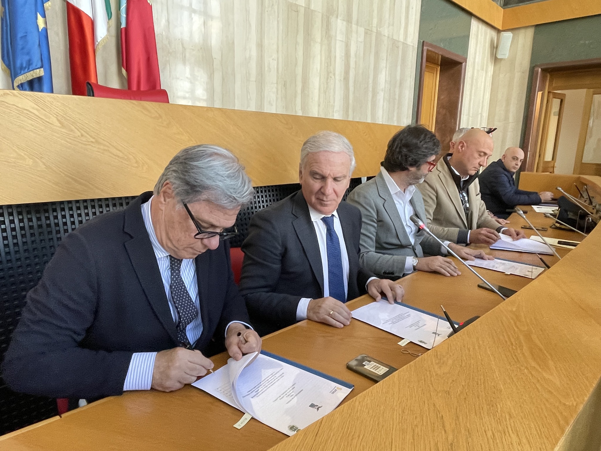 Sindaco, Prefetto, Anas e Provincia mentre siglano l'accordo