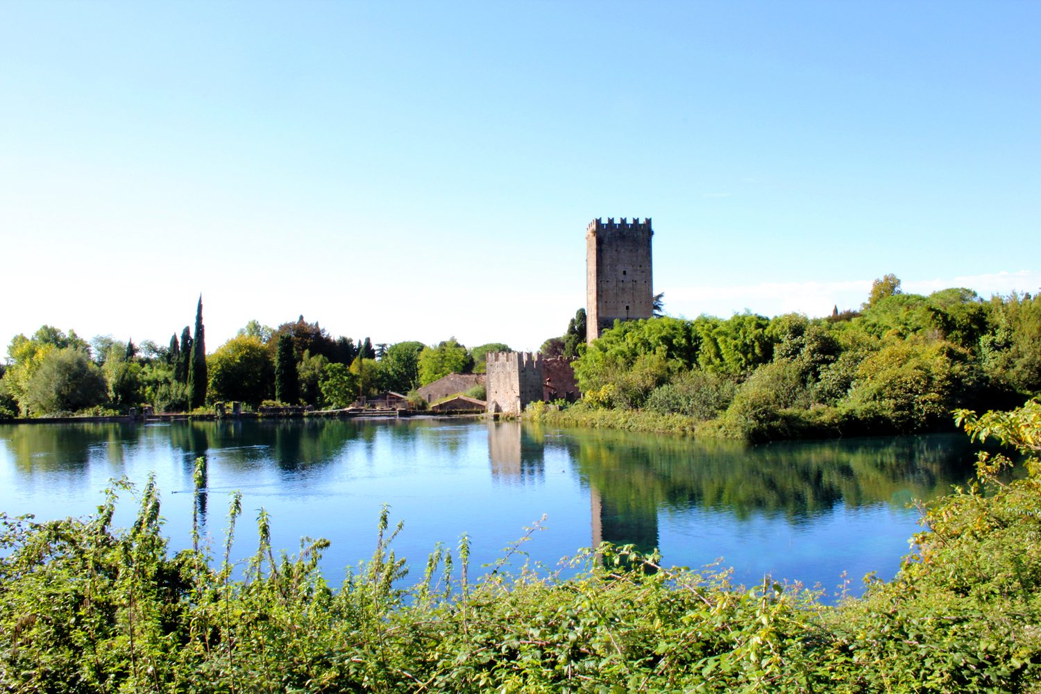 Veduta del lago di Ninfa con la torre