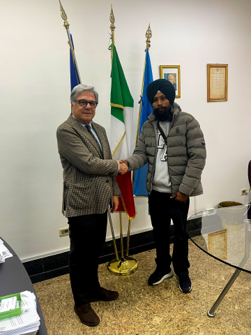 Sindaco Mantini saluta Amritpal, fratello di Satnam Singh.